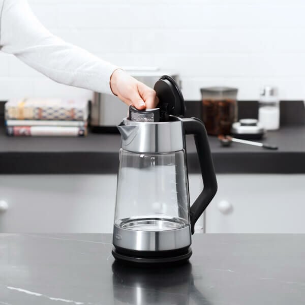 cordless-glass-electric-kettle-v6 lifestyle5.jpg