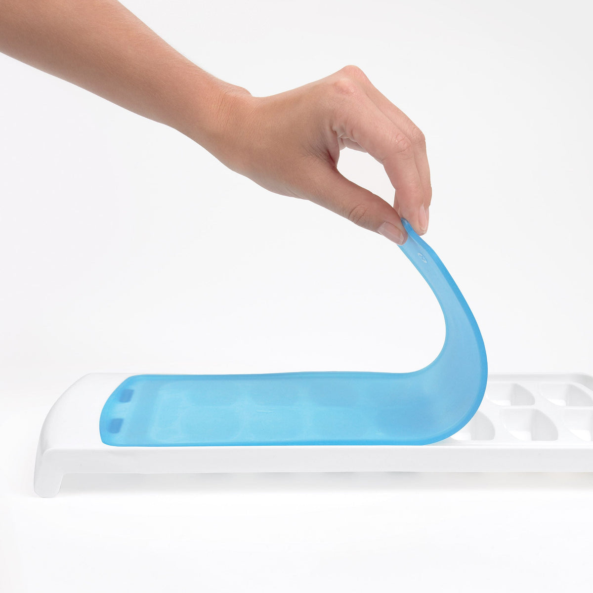no-spill-ice-cube-tray-d8 1132080_5_no-spill_ice_cube_tray.jpg