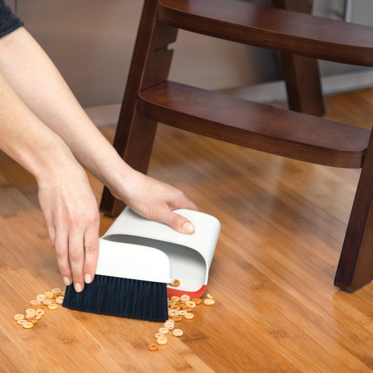 compact-dustpan-and-brush-set-f8 1334280_6_compact_dustpan_brush_set.jpg