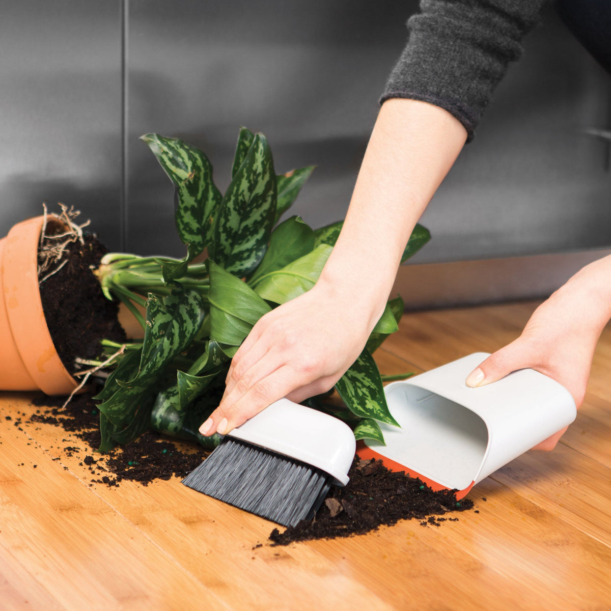 compact-dustpan-and-brush-set-f8 1334280_9_compact_dustpan_brush_set.jpg