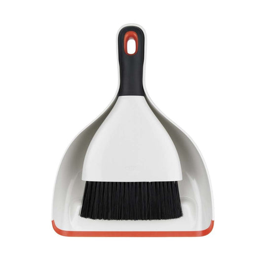 dustpan-and-brush-set-h0 1334480.jpg