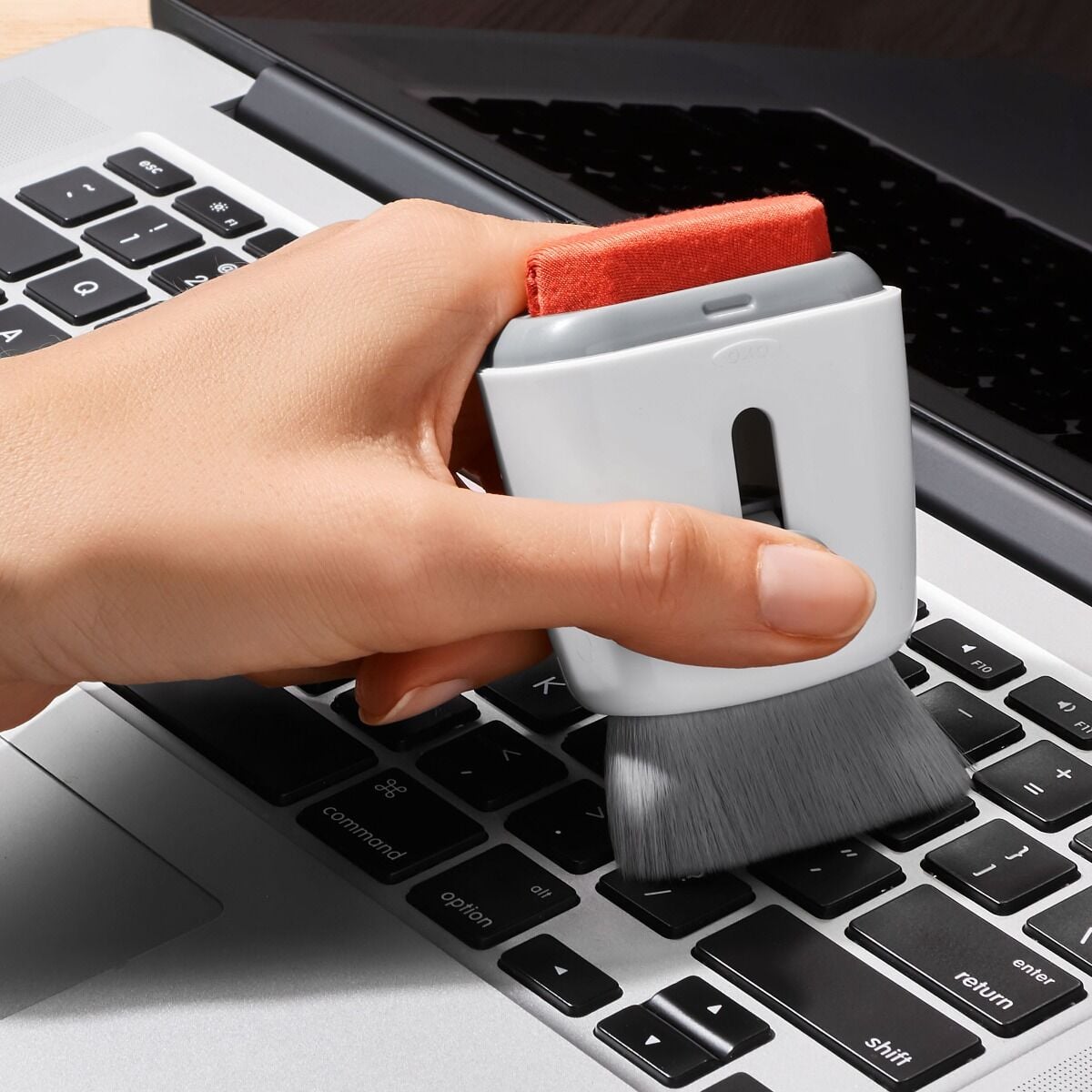 sweep-and-swipe-laptop-cleaner-h1 gg_12246100_9c.jpg