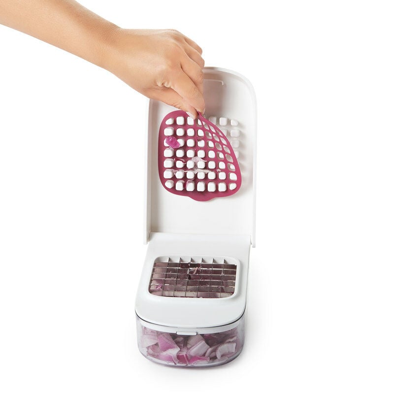 vegetable-chopper-with-easy-pour-opening-y0 onion_2.jpg