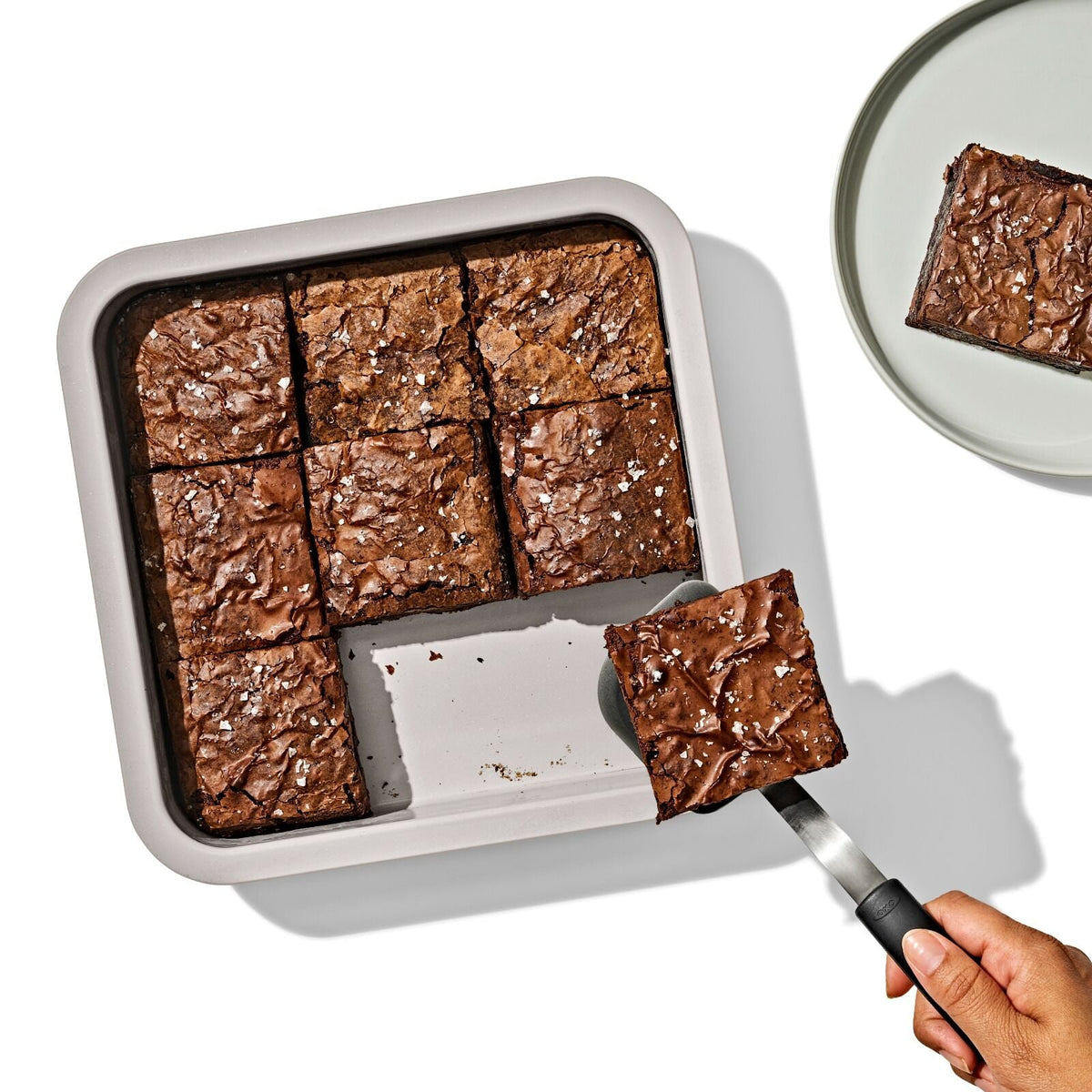 non-stick-pro-ceramic-coated-metal-bakeware-9-square-cake-pan-g5 oxo_9in-square-cake-pan_pdp_03.jpg