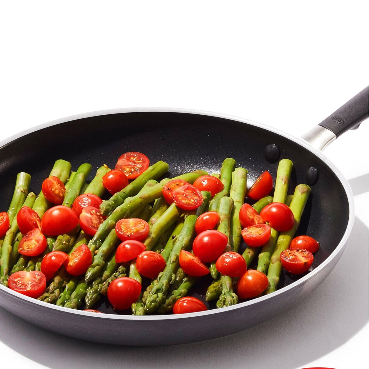 non-stick-pro-every-day-12-inch-frypan-with-lid-d9 oxo_cc010471-001_nonstick-everyday-12in-fry-pan-w-lid_pdp_03.jpg