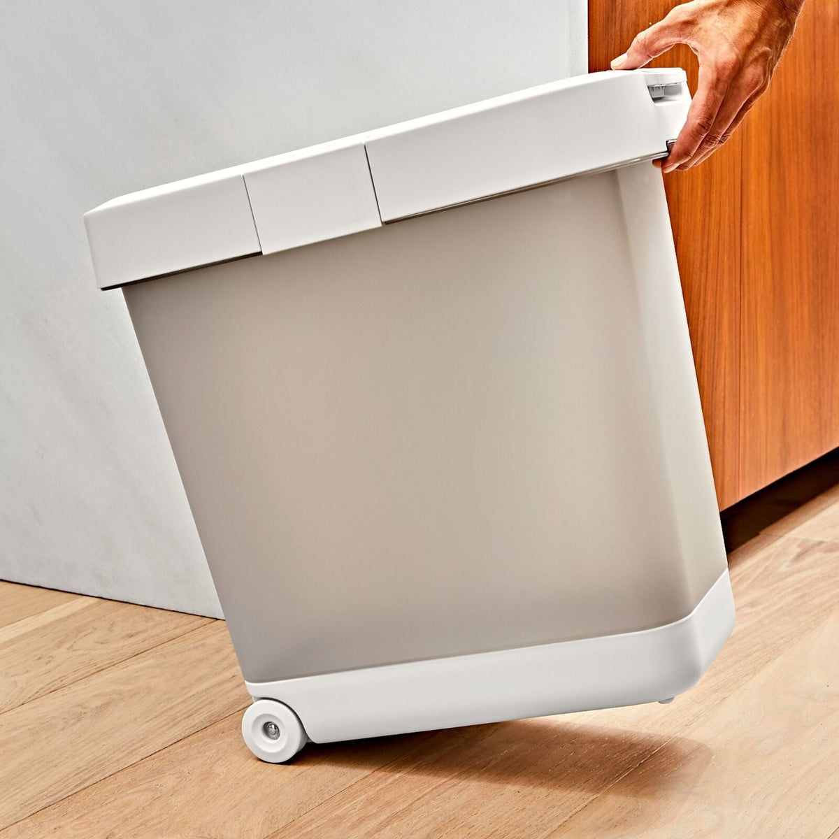oxo-pet-airtight-food-container-with-scoop-large-w4 pet_7301500_airtight-food-container-large_pdp_05.jpeg