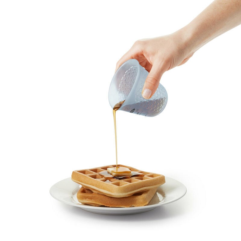 mini-squeeze-and-pour-silicone-measuring-cup-a6 t_63__1.jpg